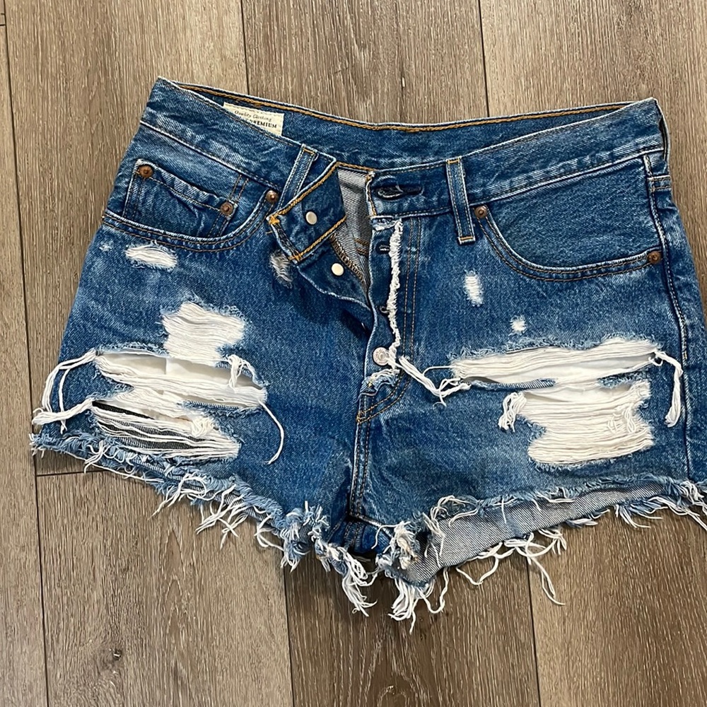 Levis Medium denim distressed